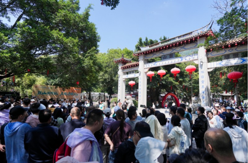 在福州鼓山，市民游客被演出活动吸引，纷纷驻足观赏。新华网发（福州市文旅局 供图）