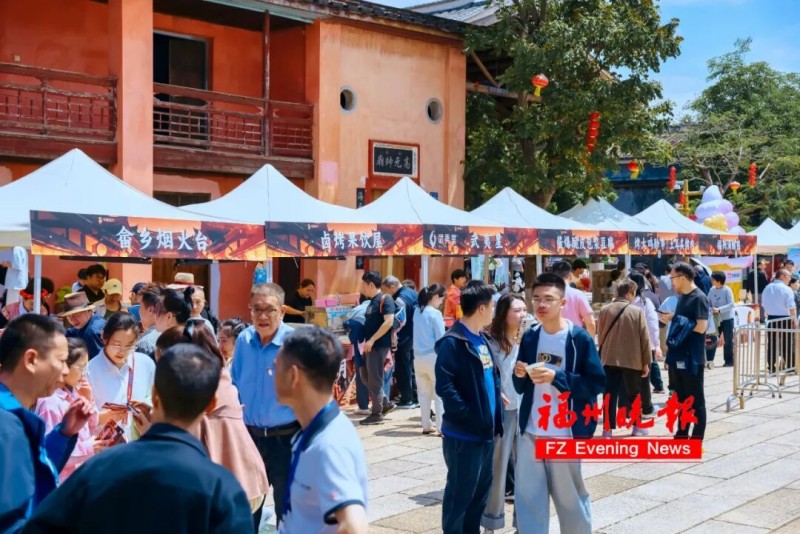 梁厝烟火市集荟萃地道福州风味与网红潮流小吃，传统小吃香气缭绕，网红冰饭、窑烤面包等新潮美食排起长队。