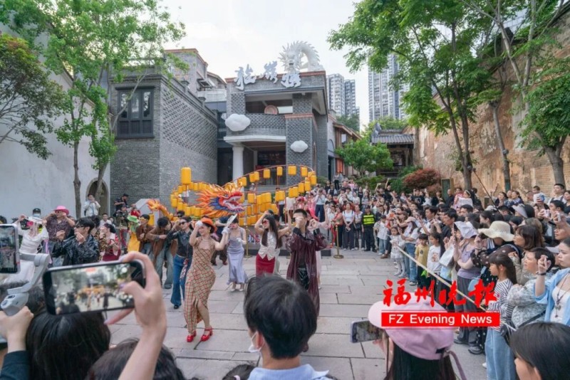 在上下杭街区隆平路志龙岭顶广场间，复古装扮的“八零九零”花样巡游队伍，用火热的舞步点燃古街。林双伟/摄
