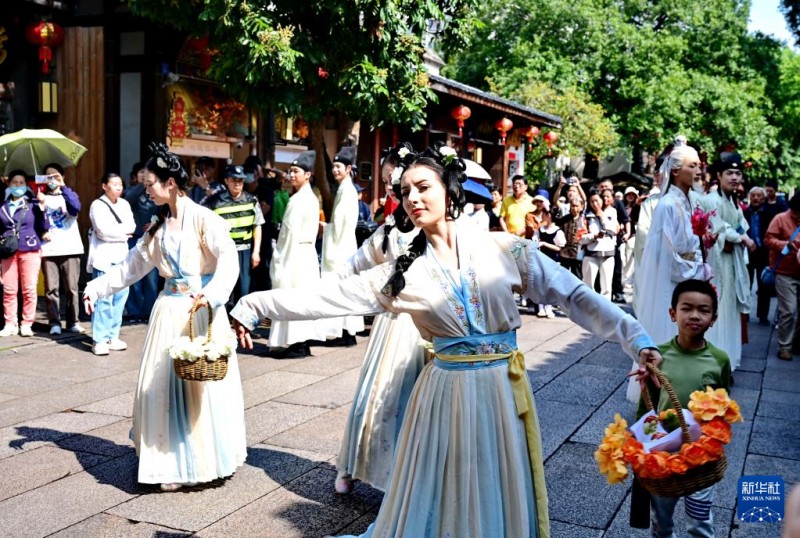5月2日在福州三坊七巷的南后街拍摄的坊巷花神巡游活动。新华社记者 林善传 摄