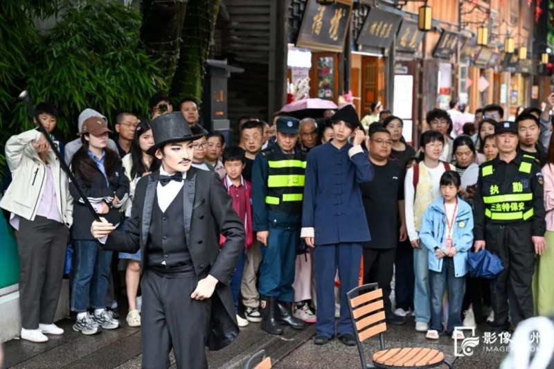 演员们南后街上展示表演。池远/摄