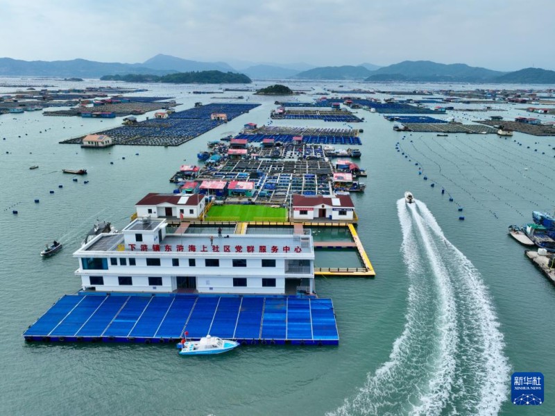 这是4月24日拍摄的福建省宁德市霞浦县下浒镇东浒海上社区党群服务中心及周边养殖区（无人机照片）。新华社记者 姜克红 摄
