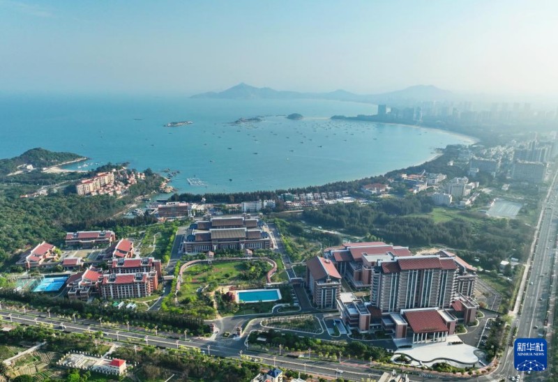 这是4月20日拍摄的福建省漳州市东山县马銮湾景区和周边建筑（无人机照片）。新华社记者 林善传 摄