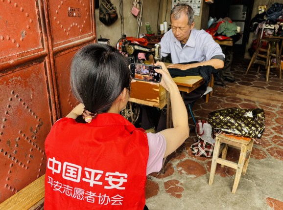 平安产险泉州中心支公司：定格劳动微光 致敬银发匠心