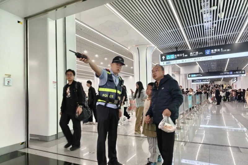 “五一”期间，福州公安全面强化地铁站内治安管控，加密巡逻频次、拉长巡查防线，以看得见的坚守，为市民游客稳稳护航。