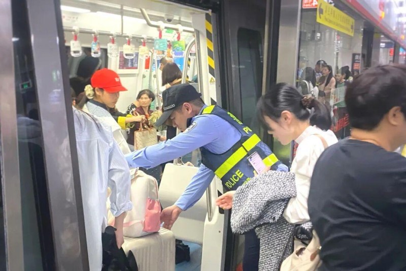 “五一”期间，福州公安全面强化地铁站内治安管控，加密巡逻频次、拉长巡查防线，以看得见的坚守，为市民游客稳稳护航。