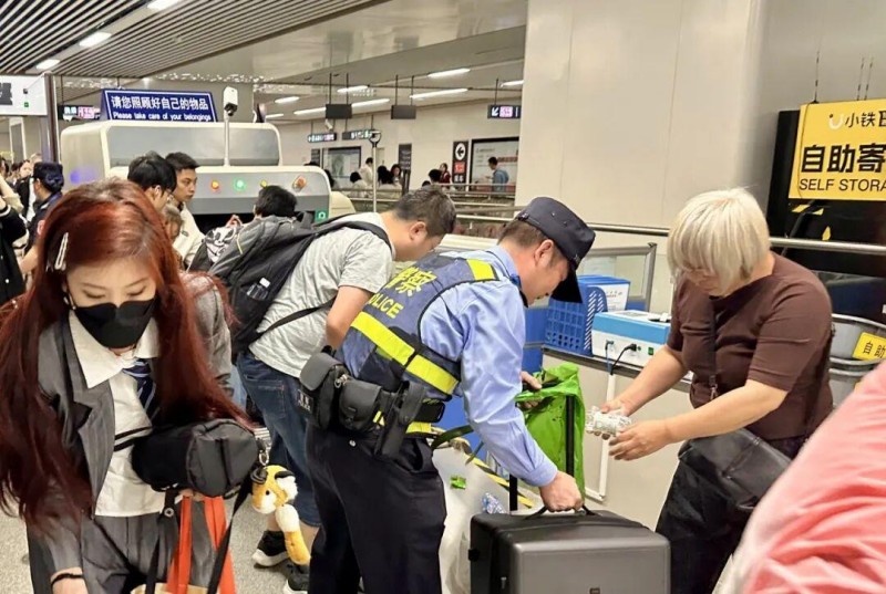“五一”期间，福州公安全面强化地铁站内治安管控，加密巡逻频次、拉长巡查防线，以看得见的坚守，为市民游客稳稳护航。