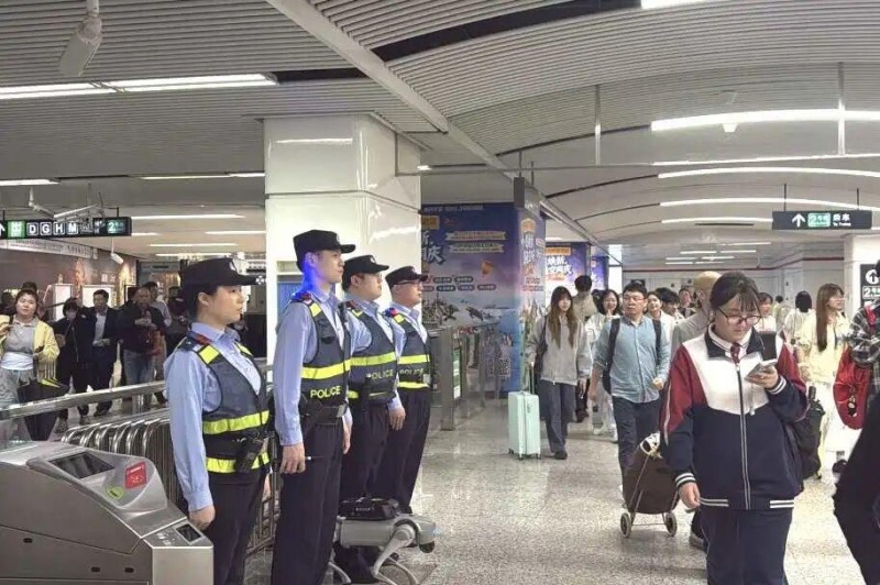 “五一”期间，福州公安全面强化地铁站内治安管控，加密巡逻频次、拉长巡查防线，以看得见的坚守，为市民游客稳稳护航。