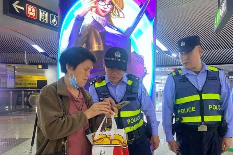 “五一”期间，福州公安全面强化地铁站内治安管控，加密巡逻频次、拉长巡查防线，以看得见的坚守，为市民游客稳稳护航。