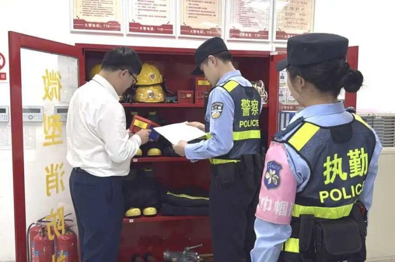 “五一”期间，福州公安全面强化地铁站内治安管控，加密巡逻频次、拉长巡查防线，以看得见的坚守，为市民游客稳稳护航。