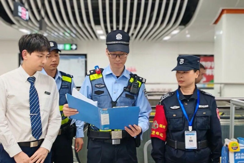 “五一”期间，福州公安全面强化地铁站内治安管控，加密巡逻频次、拉长巡查防线，以看得见的坚守，为市民游客稳稳护航。