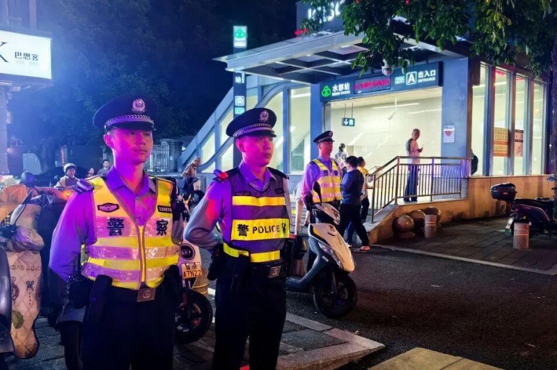 “五一”期间，福州公安全面强化地铁站内治安管控，加密巡逻频次、拉长巡查防线，以看得见的坚守，为市民游客稳稳护航。