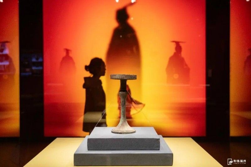 这是展出的“李姬家”铭文青铜豆型灯。