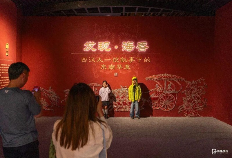 展览现场观众参观特展。