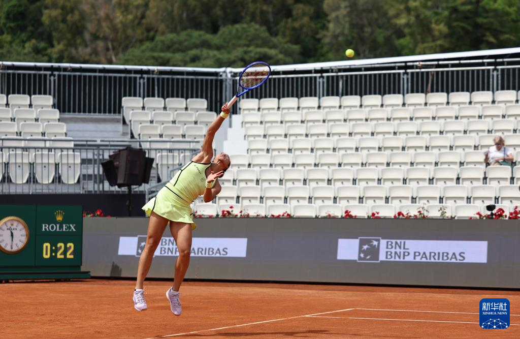 网球——WTA1000罗马站：郑钦文晋级