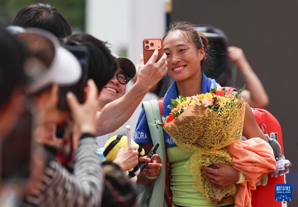 网球——WTA1000罗马站：郑钦文晋级
