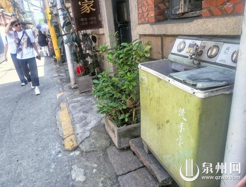 县后街洗衣机改装的洗手台。