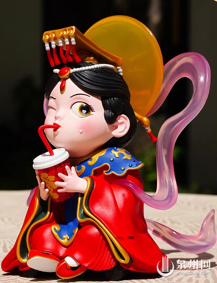 在“喝奶茶”的妈祖娘娘这里，游客可以加各种小料摇一杯奶茶，然后抽到祝福