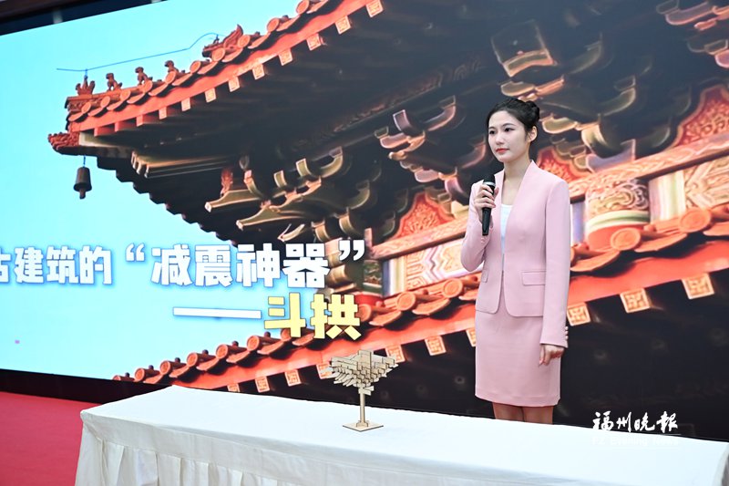 防灾减灾科普讲解大赛获奖者邹越现场演讲。记者 叶诚 摄