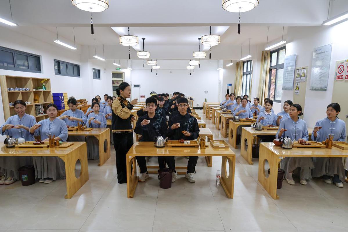 福建武夷山：非遗茶香润校园 课堂传承焕新彩