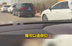 宾利车主高速救助被弃新人系摆拍 账号已被禁言