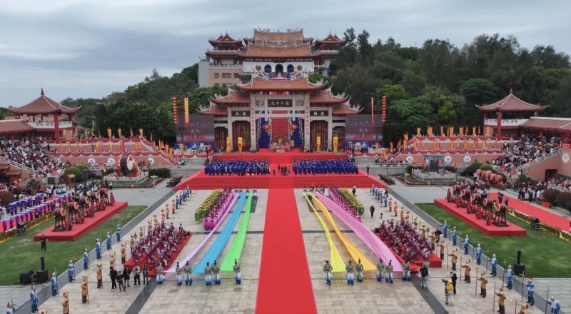 祭典现场古乐悠扬、八佾起舞，七条彩色巨幅绸带汇聚祭坛，象征以妈祖文化为纽带的四海民心交融与海上丝路文明互鉴。