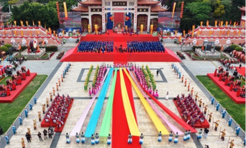 祭典现场古乐悠扬、八佾起舞，七条彩色巨幅绸带汇聚祭坛，象征以妈祖文化为纽带的四海民心交融与海上丝路文明互鉴。