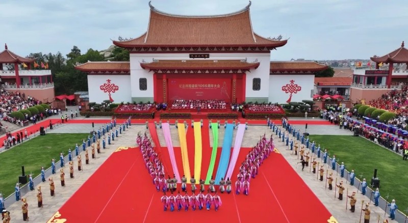 祭典现场古乐悠扬、八佾起舞，七条彩色巨幅绸带汇聚祭坛，象征以妈祖文化为纽带的四海民心交融与海上丝路文明互鉴。