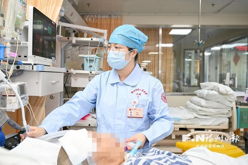 福州市第二总医院ICU 重症监护室护士杨小玲正在操作呼吸设备。记者 石美祥 摄