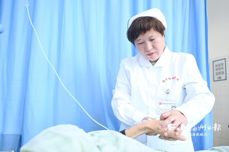 福州肺科医院肿瘤科住院部护士颜丽玟正在照护病人。记者 石美祥 摄