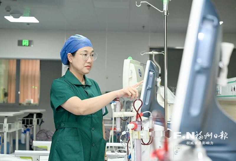 福建医科大学孟超肝胆医院血液净化中心护士丘秀华正在操作设备。记者 石美祥 摄