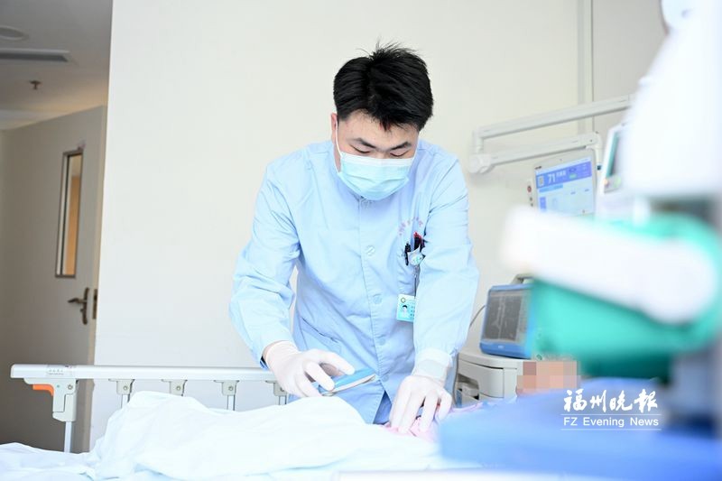 福州市第一总医院肿瘤整合治疗科护士衷绪豪进行磁导航置管。记者 石美祥 摄