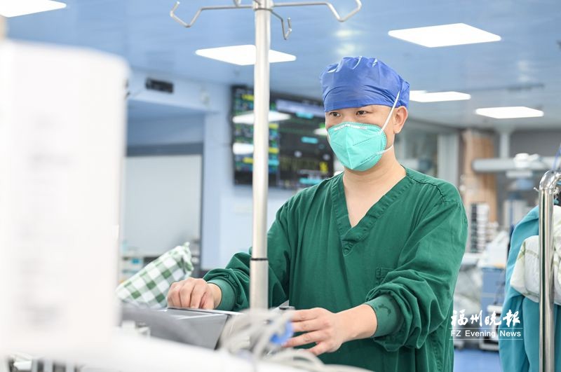 福州肺科医院RICU（呼吸重症监护室）护士赖伟忠在操控ECMO。记者 石美祥 摄