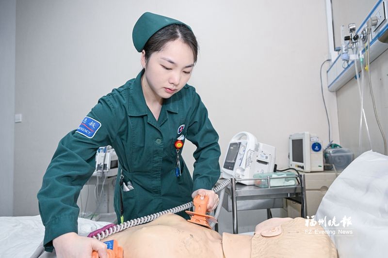福州市第一总医院急诊科护士邱爱菊演示除颤仪的用法。记者 石美祥 摄