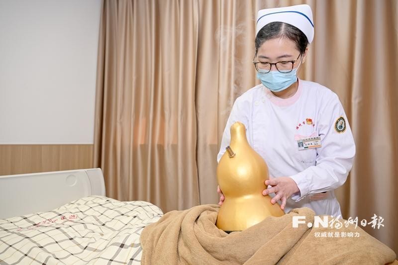 福州市中医院呼吸与危重症医学科、RICU、内分泌科护士王冰惠正在给病人做葫芦灸。记者 石美祥 摄
