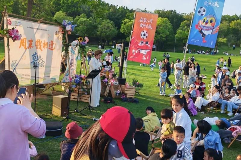现场，福建艺术职业学院优秀学子倾情献唱《听妈妈的话》《萱草花》《暖暖》等16首经典流行金曲。