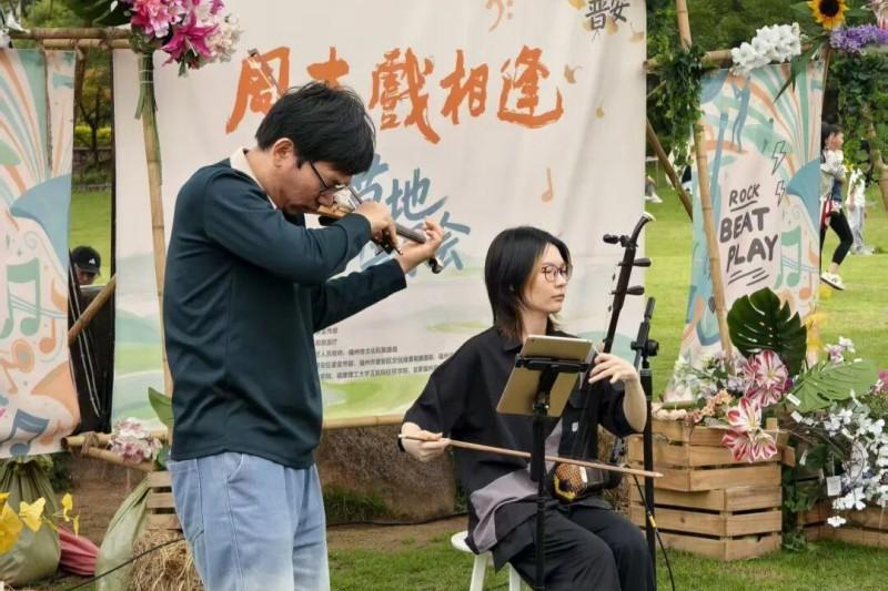 现场，福建艺术职业学院优秀学子倾情献唱《听妈妈的话》《萱草花》《暖暖》等16首经典流行金曲。