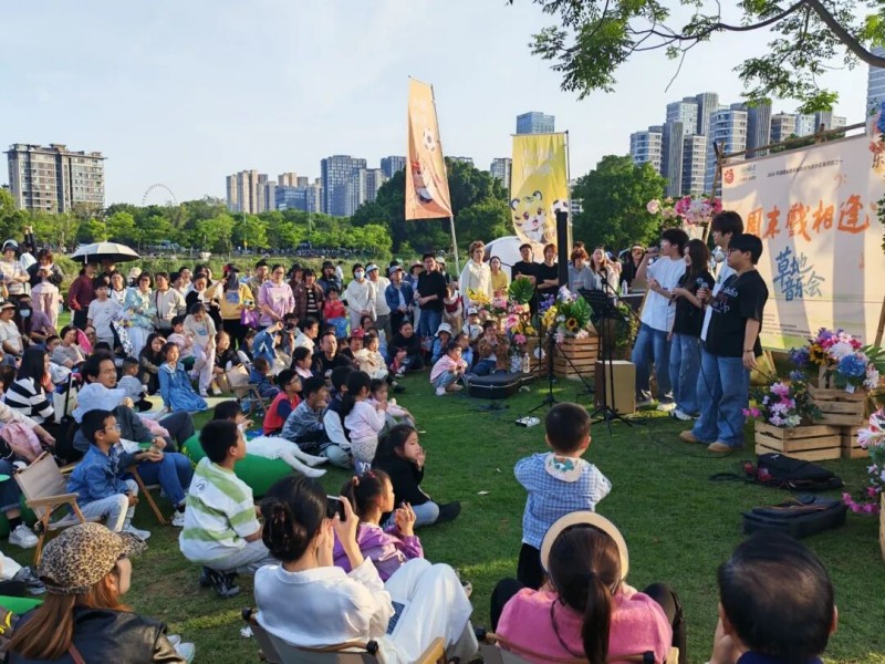 现场，福建艺术职业学院优秀学子倾情献唱《听妈妈的话》《萱草花》《暖暖》等16首经典流行金曲。