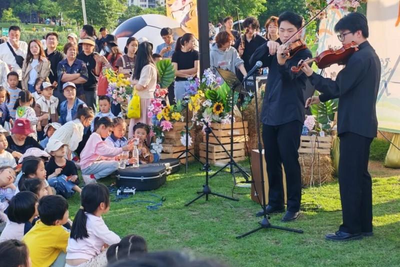 独唱、合唱等多元演绎形式，情感真挚、旋律动人，既有对母爱的深情告白，也有治愈人心的抒情旋律。