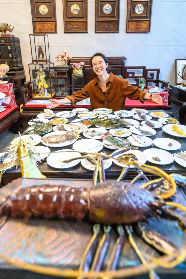 李细萍创作的鱼虾蟹贝等海洋生物作品，栩栩如生。