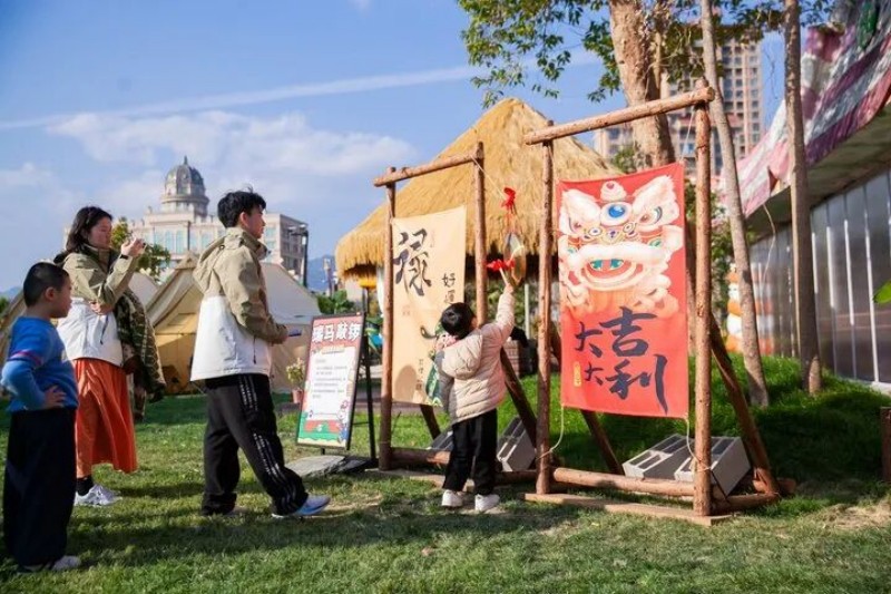 孩子们在草坪上追逐嬉闹、肆意奔跑。