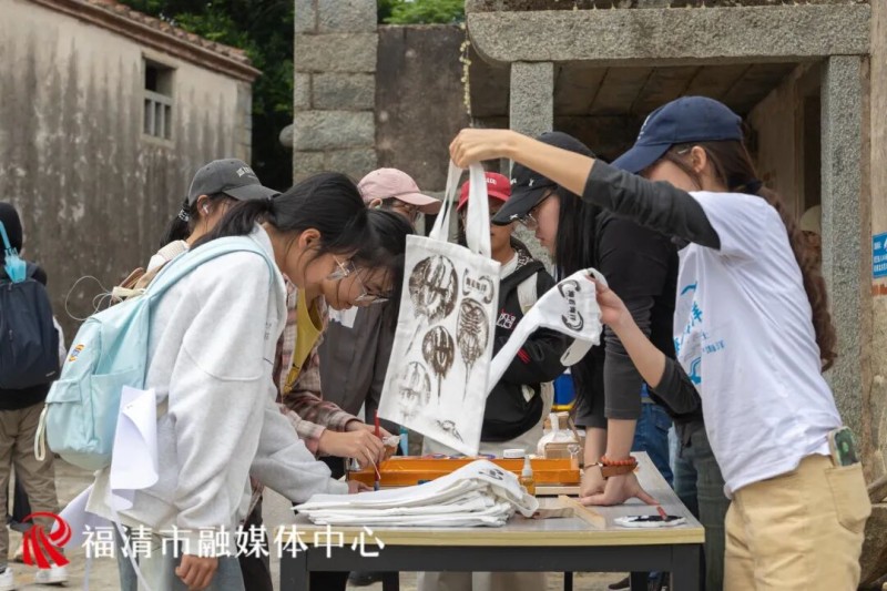 除了“赶塘”，活动还在“青与蓝”海滨渔村主题部落设置了“守鲎公益市集”。