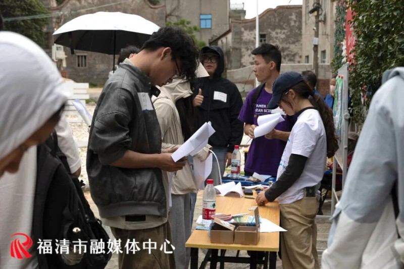 除了“赶塘”，活动还在“青与蓝”海滨渔村主题部落设置了“守鲎公益市集”。