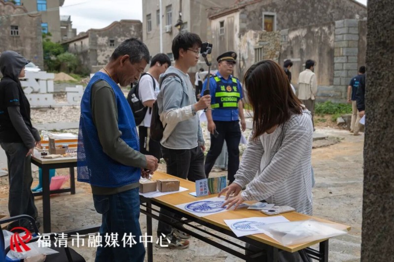 除了“赶塘”，活动还在“青与蓝”海滨渔村主题部落设置了“守鲎公益市集”。