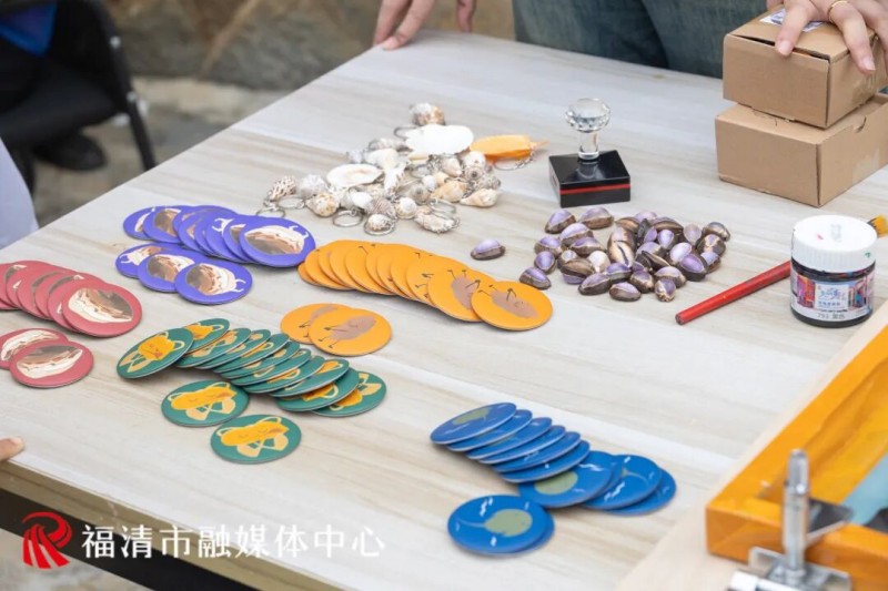 除了“赶塘”，活动还在“青与蓝”海滨渔村主题部落设置了“守鲎公益市集”。