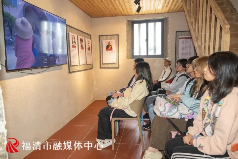 活动现场还同步开放公益影片放映室，循环播放海洋生态保护相关影片，进一步增强公众对海洋生态保护的认识。