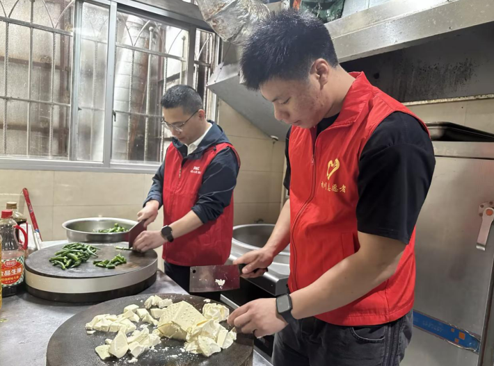 人保财险南平光泽支公司：赴红色共享食堂开展志愿服务