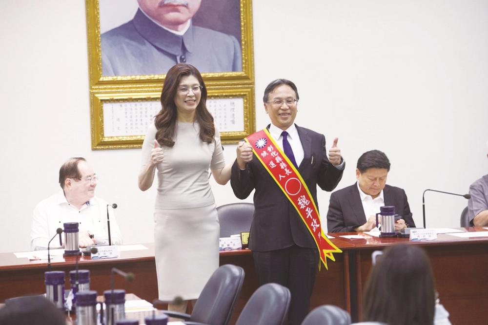 魏平政获征召 披蓝袍出战彰化 能否打破“两蓝一绿”轮流执政魔咒受关注