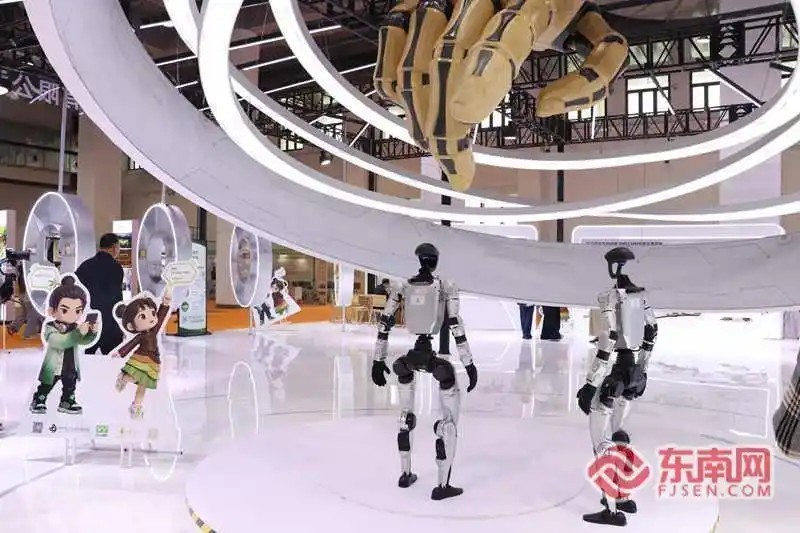 “武夷竹·构未来”——“两徐”竹经济产业园竹基新材料基地暨武夷竹创新应用场景展示馆上机器人在表演。记者 康乃欣 摄