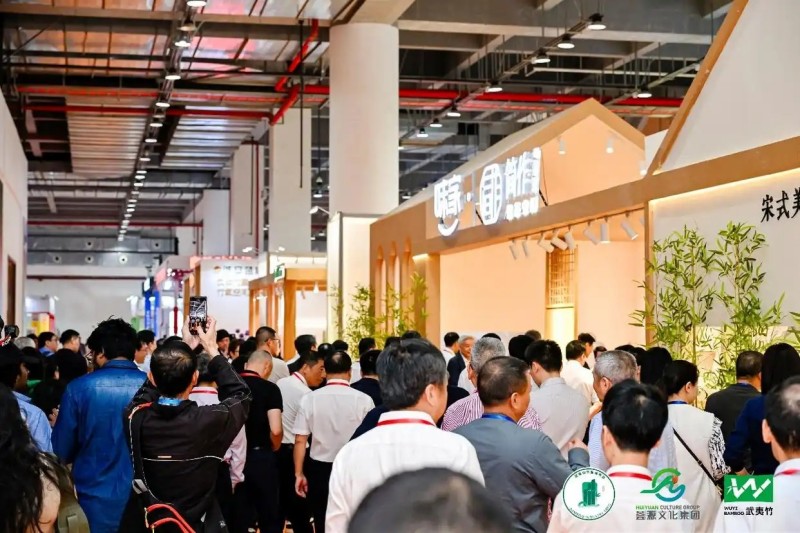 5月13日,参观者在竹博会上选购竹产品。邱汝泉 摄